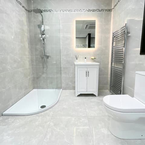 Aplicação de azulejos em paredes e pavimento de casa de banho