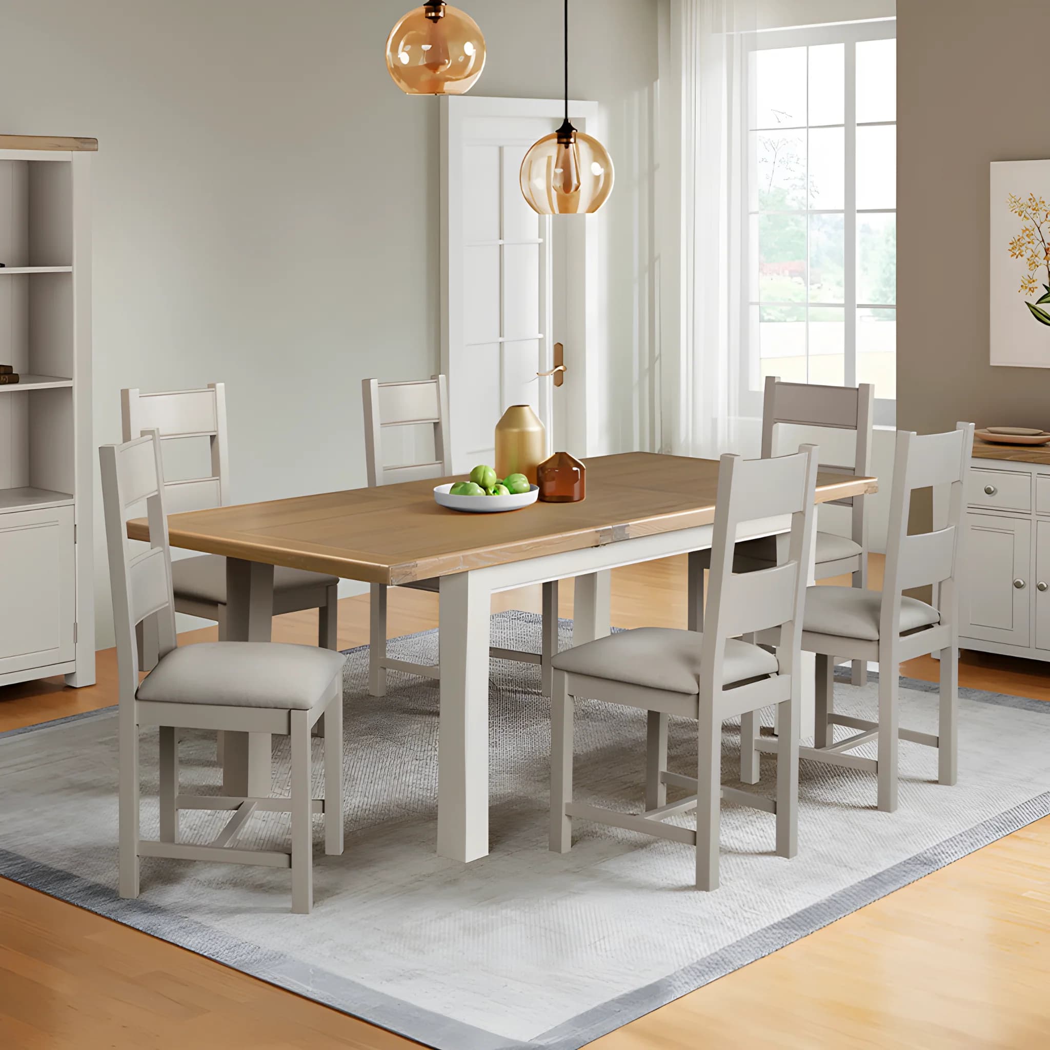 Mesa e cadeiras de jantar montadas